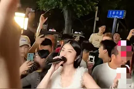 51岁陈慧琳成都街头献唱！路人视角下牙黄，牛仔裤拉链成为了焦点图片