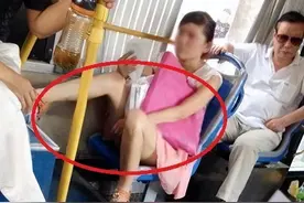 妹子，穿裙子坐公交能不能不翘腿？哈哈旁边大爷的血压都高了图片