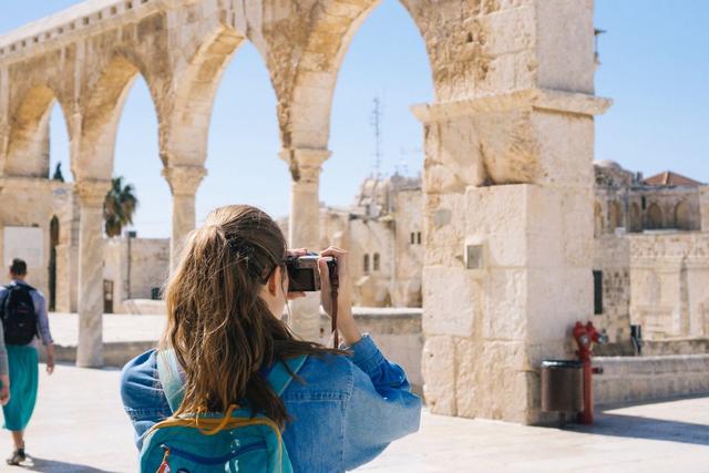 火山、极光和人潮：冰岛的旅游盛世，是复兴奇迹还是生态灾难前夜