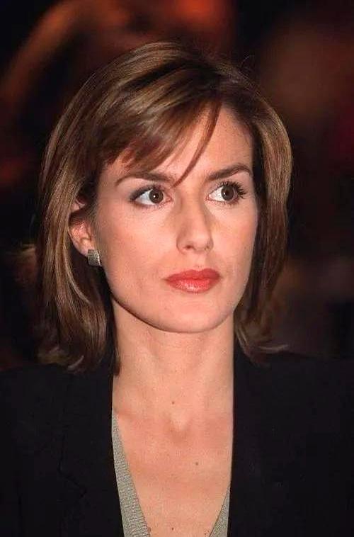 西班牙索菲亚公主入学照！明媚灿烂青春洋溢，比男同学还要高半头