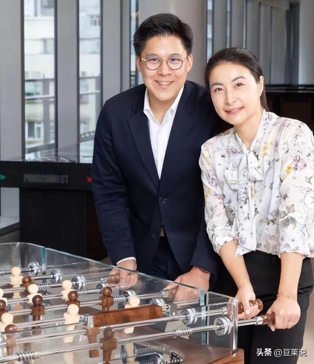 全网恭喜！45岁霍启刚又升职了，级别很高，妻子郭晶晶立了大功！