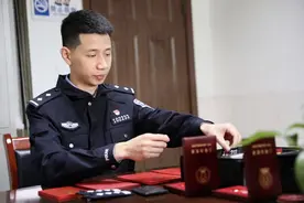 关注“2023年重庆市最美渝警楷模” | 社区民警刘康：和父亲同一个警号“102233”图片