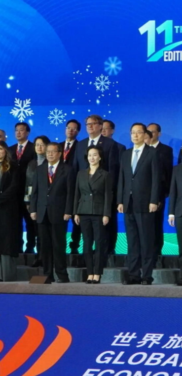 何超琼和萧邦总裁一起切蛋糕，李湘和王诗龄坐角落，阶层差距明显