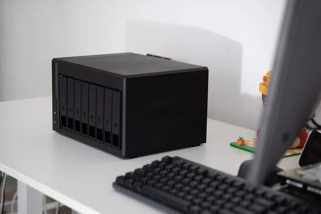 威联通2025新品Qu805首测：8盘位 + N355 + 16GB，性能与性价比全有了