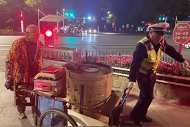 帮“红薯”大爷过马路的民警找到了！让人意外的是图片