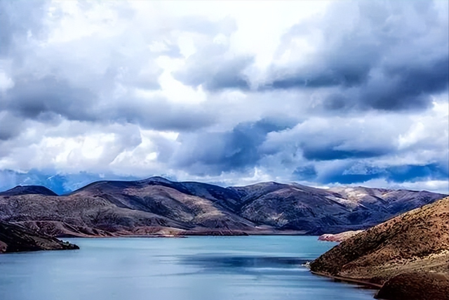 跟着国道214寻宝藏：拐进66公里，遇见西藏最治愈的湖