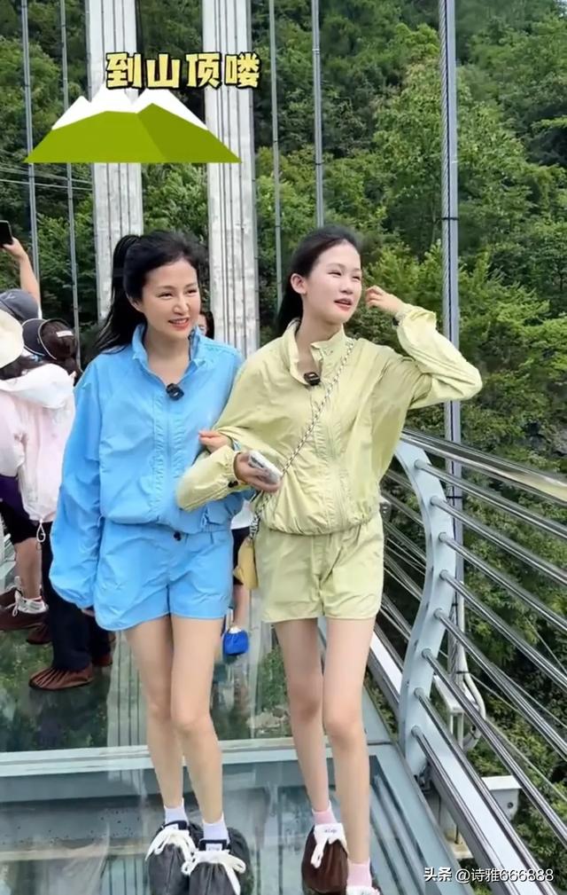鲍蕾大女儿贝儿策划避暑之旅，母女俩同框像姐妹，贝儿比妈妈还美