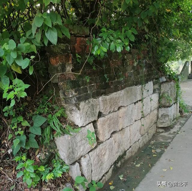 广西南宁市宾阳县消失的古城，除了文保碑还有拆掉一半的城门
