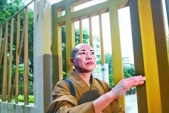 “风流尼姑”释智定落网记，白天贪墨钱财，晚上与和尚醉生梦死