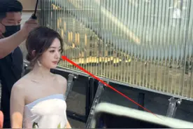 赵丽颖在成都40度的天戴假发，满脸不耐烦，裹抹胸“床单”好危险图片