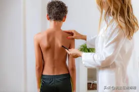 孩子驼背、总是站不直，如何纠正？3个方法让孩子脊柱健康挺拔图片