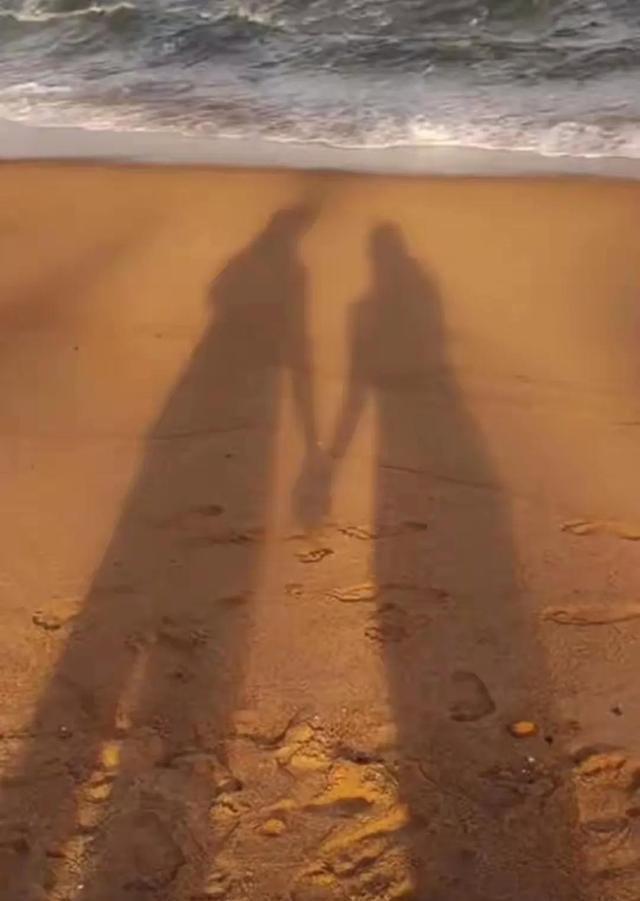 张檬哺乳期海边度假不穿内衣，胸部下垂明显，背后原因让人共情