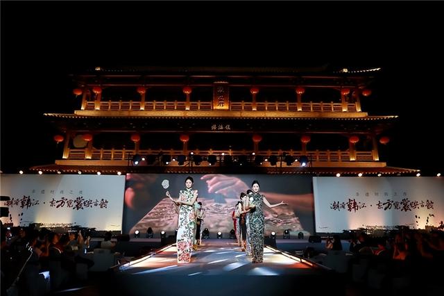 “潮涌韩江·东方霓裳映古韵”非遗时尚之夜在潮州海楼盛大举办
