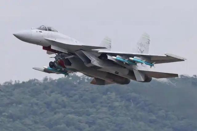 12架日机模拟打击辽宁舰，虚晃一圈不敢靠近，该庆幸这不是实战