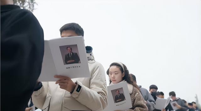 杨振宁的葬礼：身体覆盖国旗，翁帆哭肿双眼，重量级人物到场送别