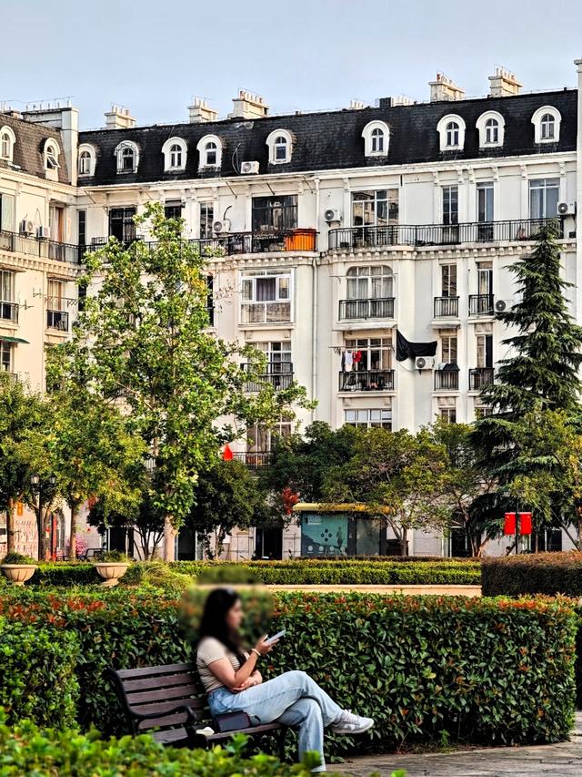 大量法国游客涌入杭州，打着旅游幌子不去旅游不吃美食，为啥来？