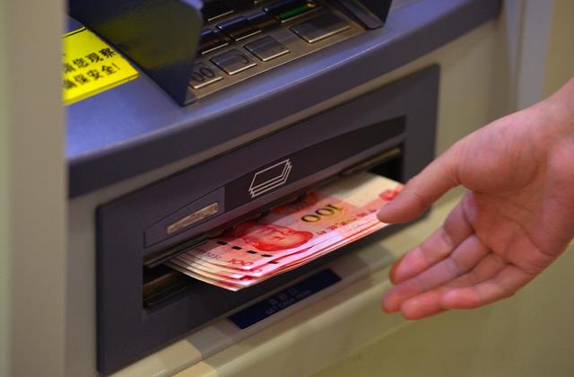 养老、医疗、教育、公共服务全跟上，2.5亿人消费枷锁才能打开！