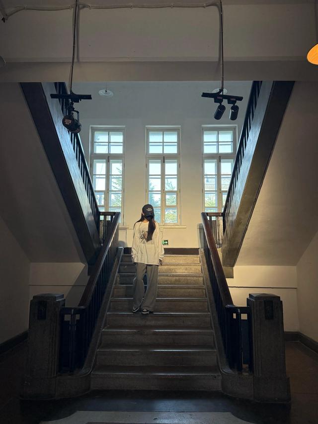杨幂去延吉旅行，她站在玉米地里拍照，她还去了抗日博物馆！
