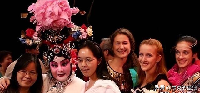 吃里爬外，永不回国？她带领30名演员选择留美，如今年过花甲归来