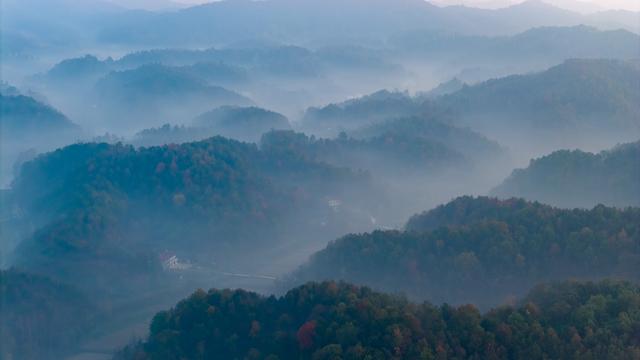 山叠嶂，雾缭绕