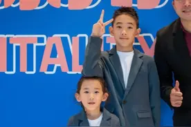 Jasper演讲幕后花絮曝光，弟弟hoho到场支持，兄弟俩互动好欢乐图片