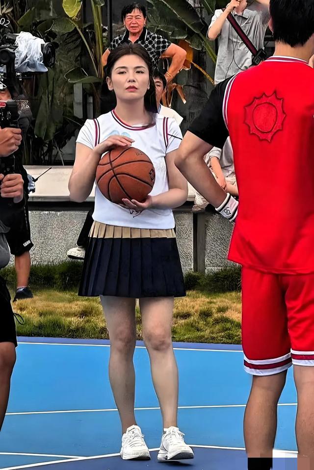 47岁刘涛三亚球场打球，身材很好但法令纹很重，曾经的女神也老了
