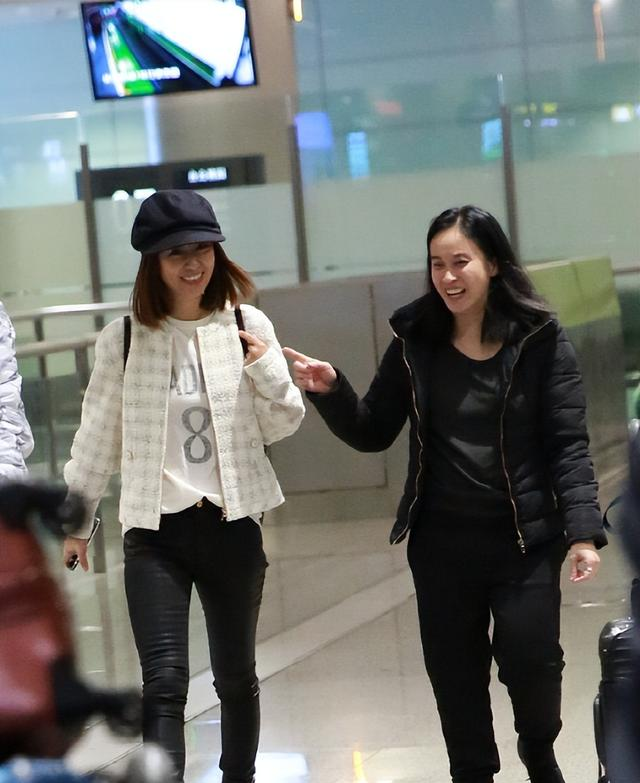 林心如浑身只穿一件T恤玩“裤子失踪”，却被大象腿出卖了年龄