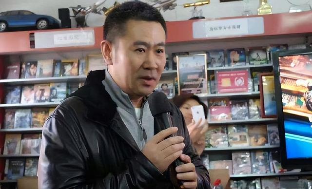 退休6个月还没享福就去世，一辈子无儿无女，他比罗京更令人惋惜