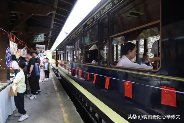 修文县桃源河景区宠游客推出赠送活动：乘坐小火车品咖啡 沿途赏美景寻宝采摘
