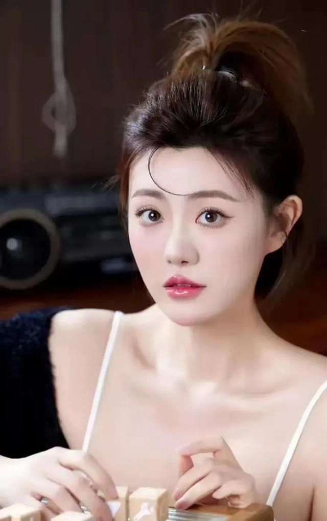 昔日军中霸王花牟星，私下身材太惊艳，妥妥的人间尤物！
