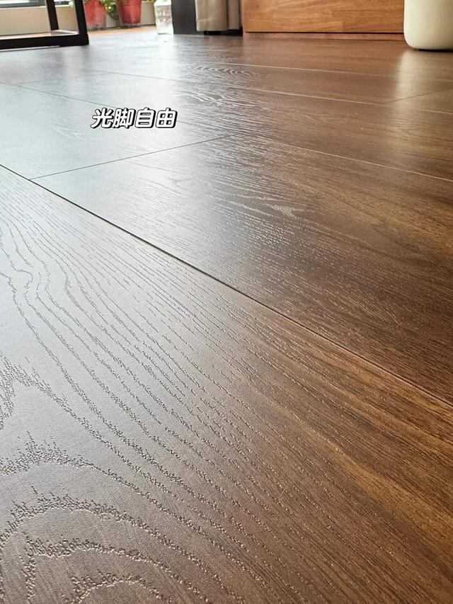 清水拖地等于白拖，教你个绝招，地板光洁如新，一周不拖照样干净