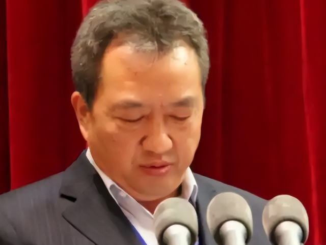 又一首富坠落！曾买直升机回老家撒钱，现在却过着被监视的生活