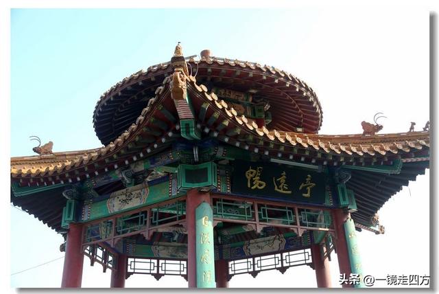 漫步丹东鸭绿江畔，可以隔江望见对岸的朝鲜