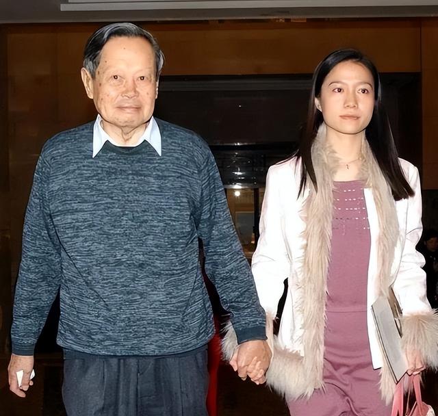 杨振宁去世不到2月	，令人担忧的事还是发生，翁帆近况被曝惹争议