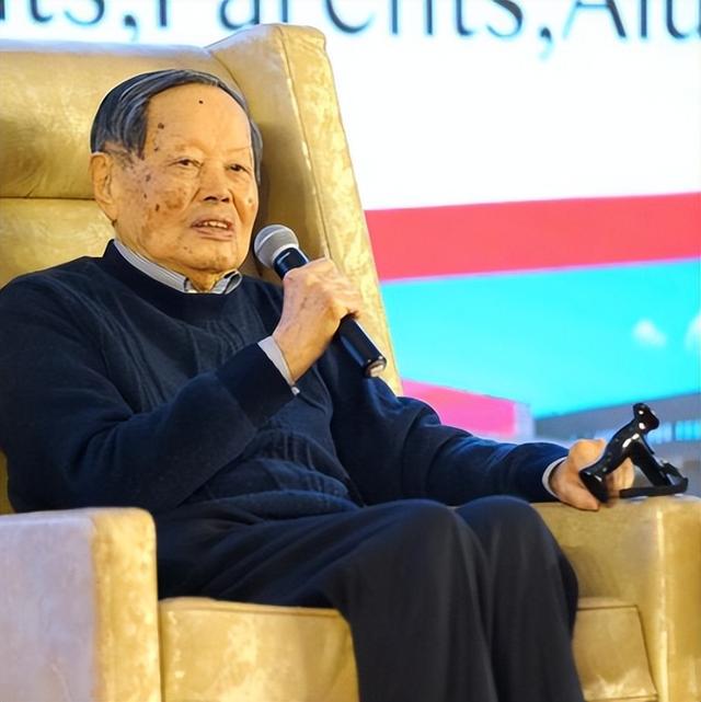 翁帆也没想到	，丈夫杨振宁去世后，竟因生前一个举动再次口碑暴涨