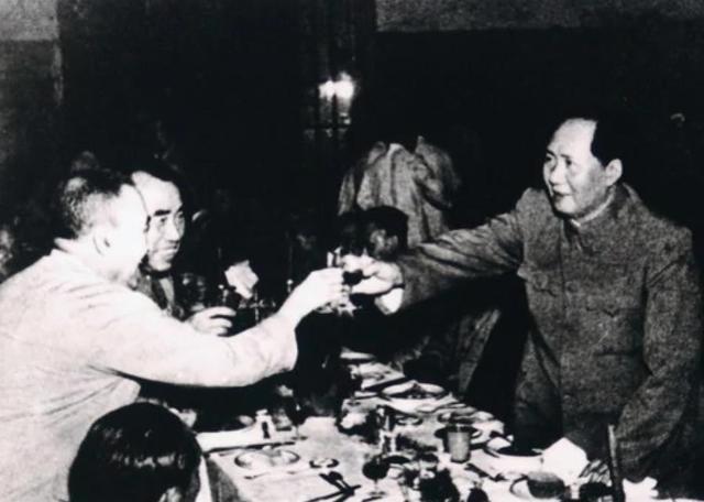 1962年，与周总理贺龙一起喝酒，陈毅猛地惊叫：张茜，我的脚好痛