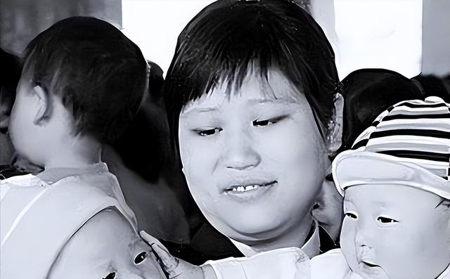 16年前，汶川女警揭衣露乳哺育9婴，归来连升四级，最后结局泪目