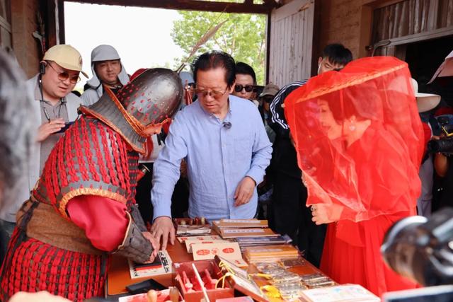 美国商界考察团踏访敦煌阳关 沉浸式体验丝路文化