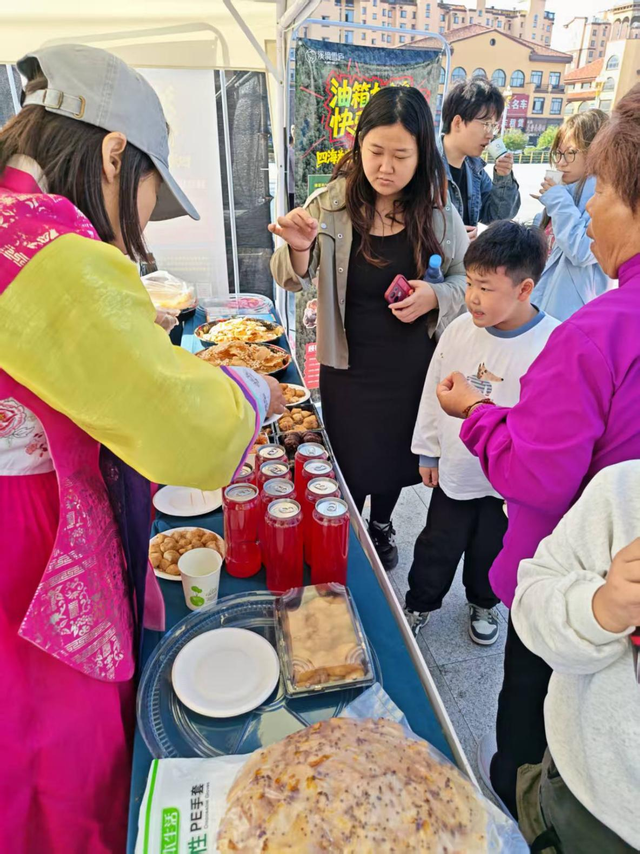长白县：文化市集到车站，暖心服务迎客来
