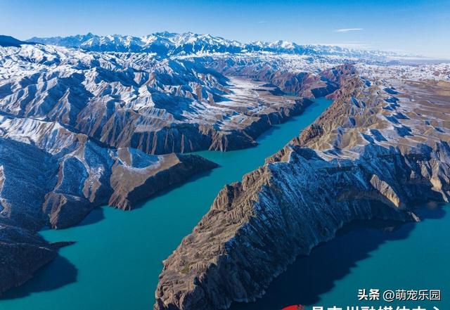 雪花飘洒后玛纳斯湖变魔镜，山峰被温柔抚平，我分不清现实与倒影