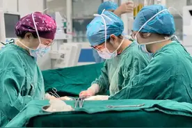 28岁女子宫颈机能不全！ 医生用3次宫颈环扎，留住这对“试管龙凤胎”图片