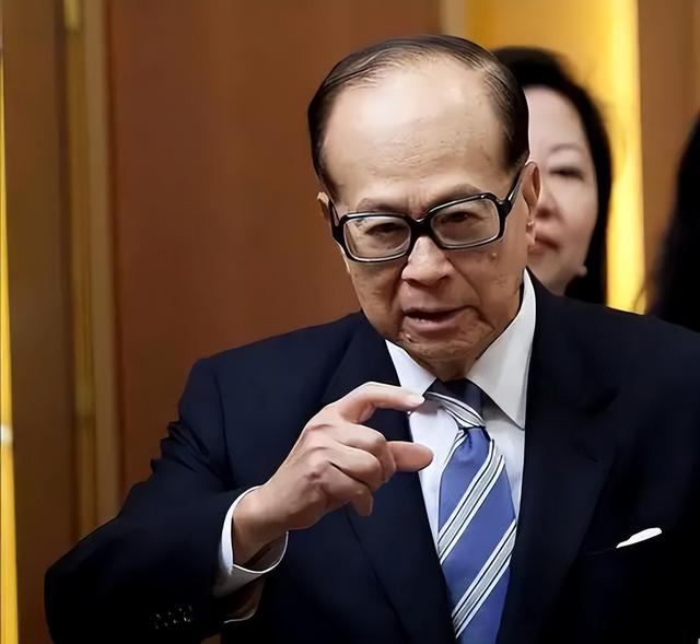 中央亮剑，李嘉诚嗅到危险，疯狂抛售大湾区房源，掐准时机大撤退