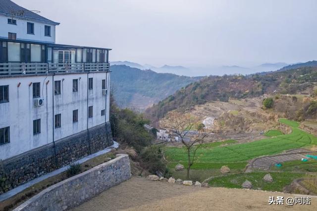 隐藏在覆卮山深处的泉岗村，距今有800多年历史，文化底蕴深厚