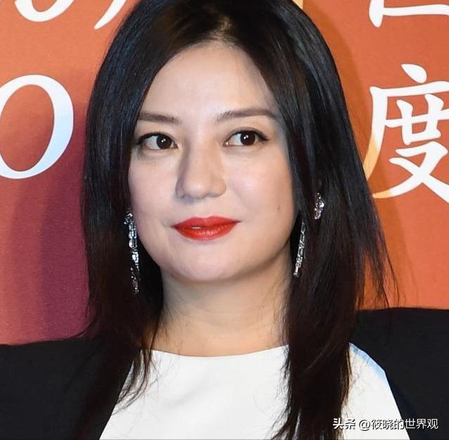 婚姻事业全“泡汤”，沉寂4年后，赵薇罕见露面吃席，面相全变了