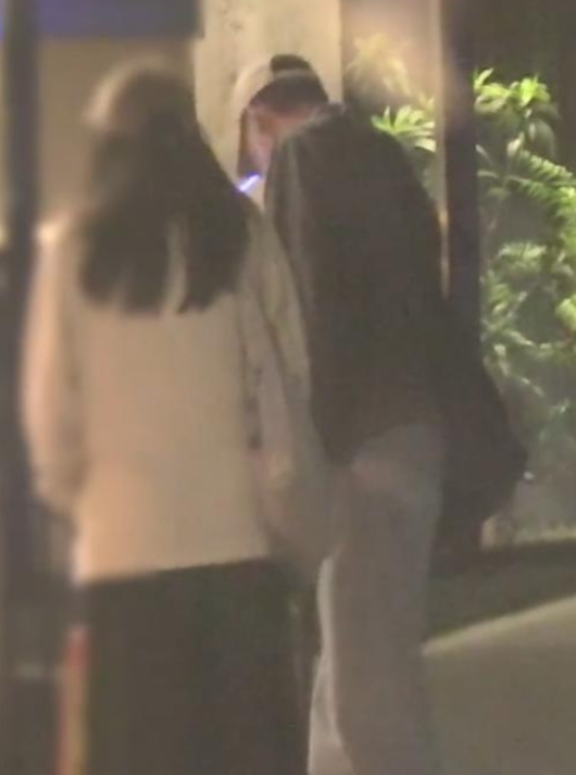 辛柏青消失五个月现身一个举动败坏好感，身边长发美女引人热议