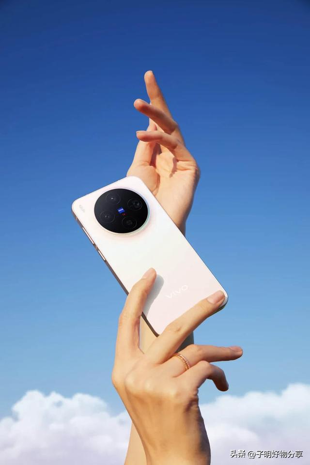中秋圆月样张炸场！vivo X300 Pro“灭霸长焦”1878mm变焦
