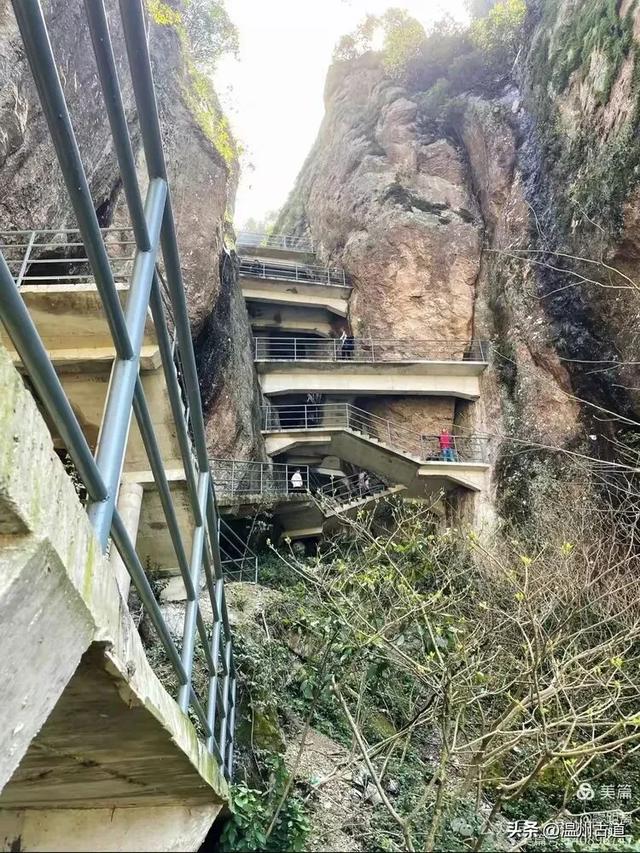 藏于浙江5A景区内有一处“十里铁甲龙”,洞穴众多形态奇特