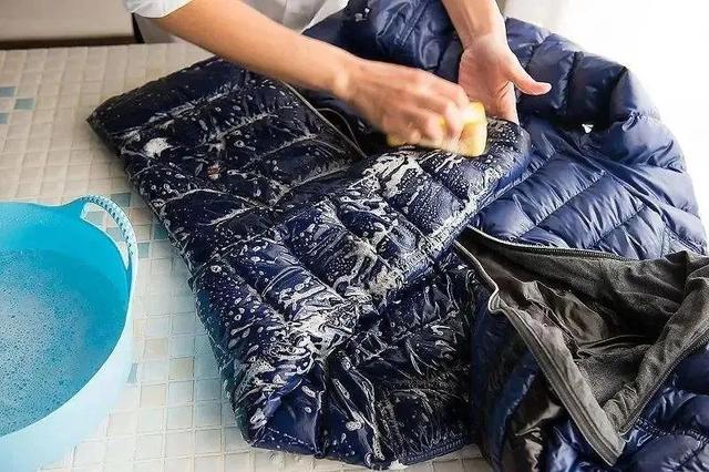 羽绒服脏了不用干洗，教你自己在家洗羽绒服，比洗衣店洗的更干净