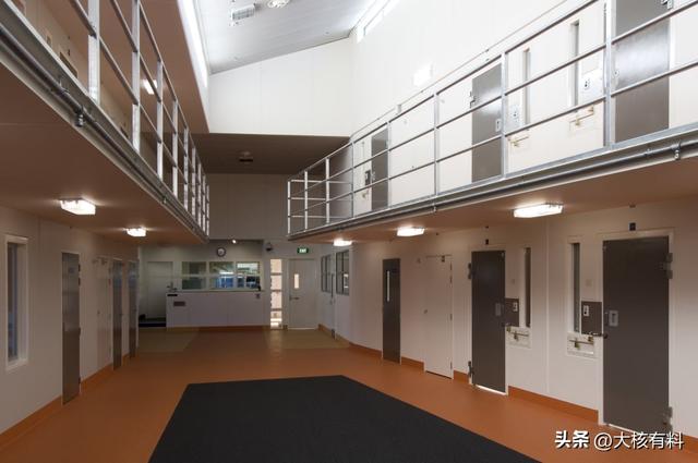 废弃王宫改造的监狱，单人牢房有电视咖啡，可以干兼职赚美元