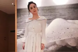 阿sa跟阿娇仅差1岁宛如隔代！一个填充过度，一个状态反而少女！图片